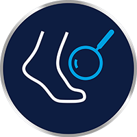 Každý deň si dôkladne prezrite chodidlá, vrátane plôch medzi prstami. Ak nevidíte na chodidlá, použite zrkadlo alebo niekoho požiadajte o pomoc. Ak spozorujete začervenanie, rany, opuch, pľuzgiere, bolestivé miesta alebo čokoľvek iné nezvyčajné, kontaktujte svojho lekára.