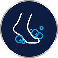 Nohy si dôkladne umyte vodou s pH neutrálnym mydlom a starostlivo ich osušte. Je to dôležité najmä po športovaní alebo nosení nepriedušnej bezpečnostnej obuvi, napríklad v práci.